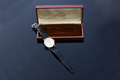 LONGINES Montre bracelet d'homme en or 750e, cadran rond à fond argent, trotteuse...