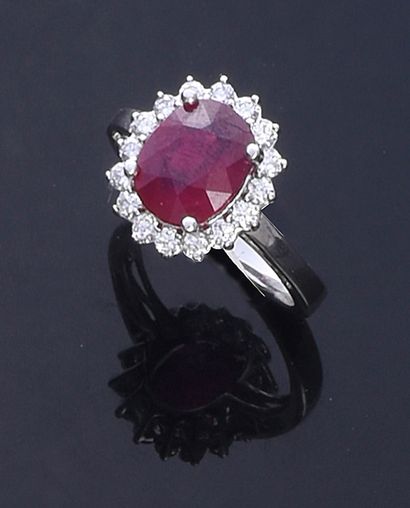 null Bague marguerite en or blanc 750e, ornée d'un rubis ovale traité 3,71 carats,...