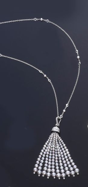 null Sautoir en or gris 750e, à maille forçât orné de perles entre deux petits diamants...