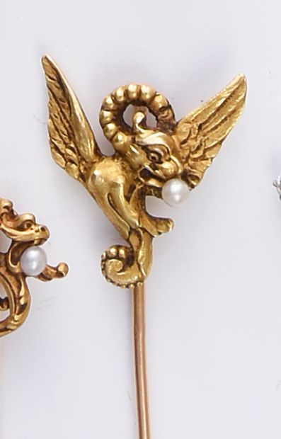 null Tie pin in gold 750th decorated with a winged chimera holding a pearl in the...