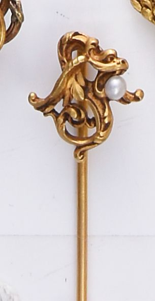 null Tie pin in gold 750e, decorated with a dragon holding a pearl.
Gross weight...