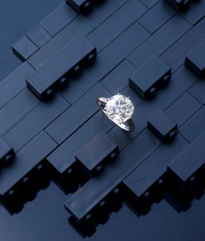 null Solitaire en or gris 750e, orné d'un diamant de taille ancienne de 5,74 carats...