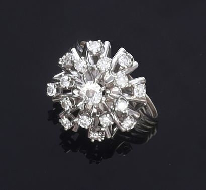 null Ring in white gold 750th, decorated with a flake motif set with diamonds.
Gross...