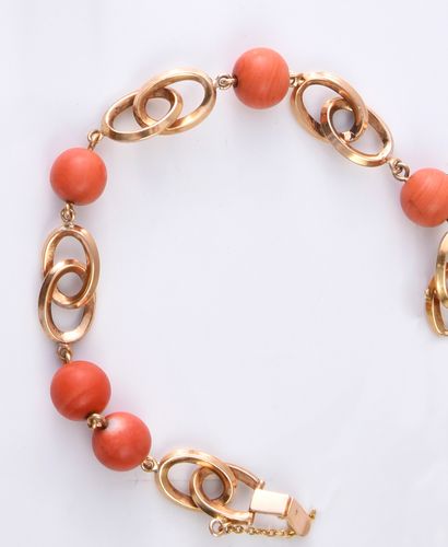 null Bracelet in gold 750th, with oval intertwined links, alternated with coral balls.
L....