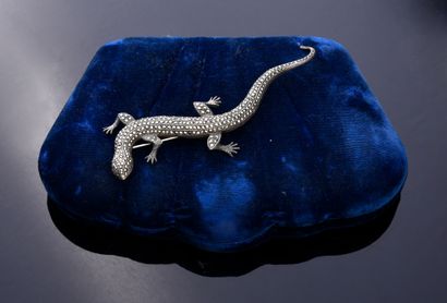 TEECO 925th silver brooch, styling a lizard set with marcasites.
L. : 14 cm
In its...