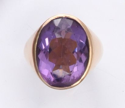 null Yellow gold signet ring, set with a large oval amethyst.
Gross weight : 15 g
TDD...