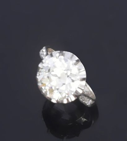 null Bague solitaire en or 750e et platine 850e, sertie d'un diamant de taille ancienne...
