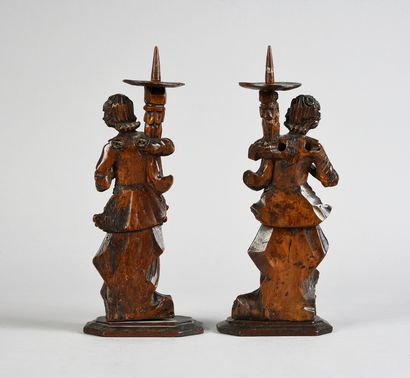 ITALIE DU NORD, XVIIE SIÈCLE Paire d'anges céroféraires en bois sculpté en ronde-bosse....