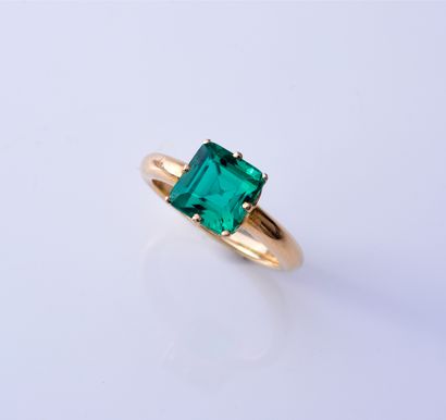 null Exceptional Colombian emerald of approximately 3 carats, square shape with rounded...