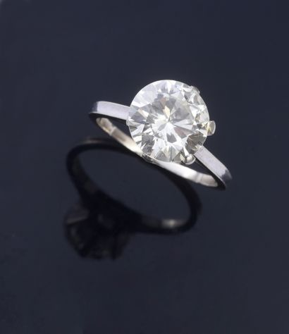 null Solitaire en or gris 750e, serti d‘un diamant de taille brillant de 2,85 carats,...