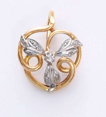 null Three-lobed pendant in gold 750e, decorated with a rose-set flower.
Gross weight...