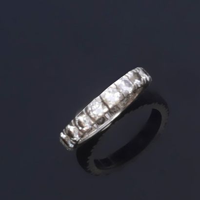 null American wedding band in 750th white gold, set with brilliant-cut diamonds (chips)
Approximately...