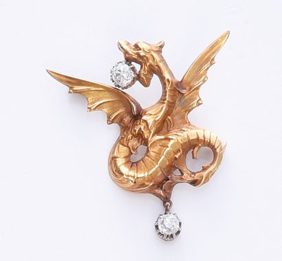 null Broche en or 750e, stylisant un dragon aux ailes déployées, tenant dans sa gueule...