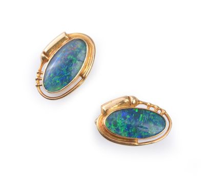 null Pair of cufflinks in gold 750th decorated with oval plate of multicolored opal...