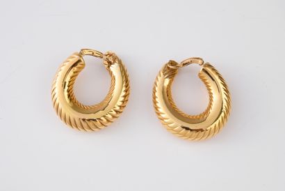 VCA Pair of twisted 750th gold hoop earrings.
Signed and numbered B337300R31
H. :...