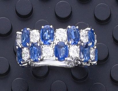 null Ring in white gold 750e, set with a double line of sapphires (about 6.5 carats)...