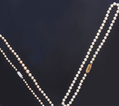 null Lot of two necklaces of cultured pearls, one of 4 to 7.8 mm, and one of 6 mm...