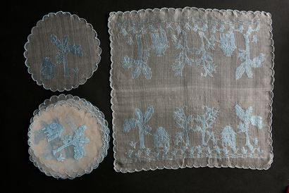 null Set of organza placemats, 20th century.
A table runner with six small square...
