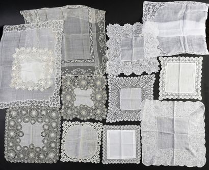 null Twelve handkerchiefs and lace pouches, nineteenth and twentieth century.
A lace...