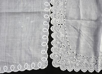 null Cinq mouchoirs brodés en blanc, 2nde moitié du XIXe siècle.
Quatre en linon...