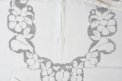 null Embroidered table service, tablecloth and eleven napkins, 1st half of the XXth...