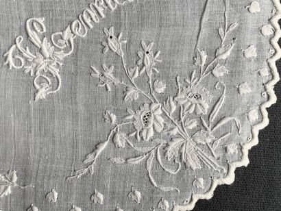 null Quatre mouchoirs brodés, 2nde moitié du XIXe siècle.
En linon fil de main finement...