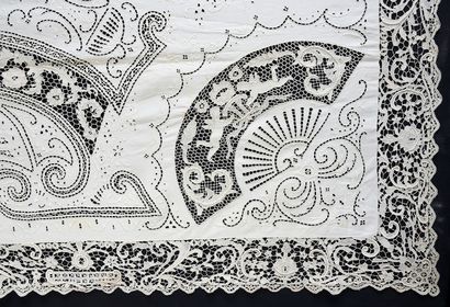  Sumptuous lace and embroidered ceremonial tablecloth, Italy, 1st half of the 20th...