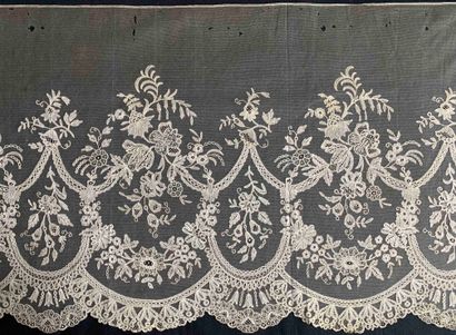 null Large applique ruffle from England, 2nd half of the 19th century.
Elegant decoration...