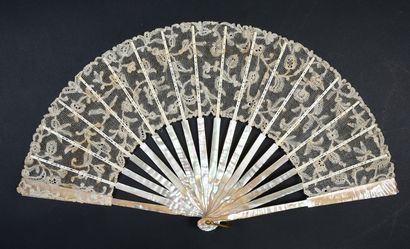 null Folded fan, bobbin lace, late 19th century.
The leaf decorated with stylized...