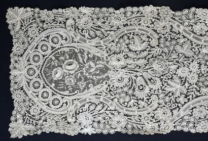 null Table runner in Duchesse de Bruxelles, end of the 19th century.
Decorated with...