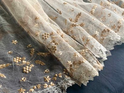 null Altar front in rare tulle embroidered with straw, 19th century.
In cotton tulle...