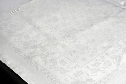 null Large damask banquet tablecloth, beginning of the 20th century.
In linen damask,...