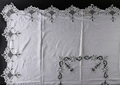  Damask and lace tablecloth, 1st half of the XXth century. In damask decorated with...