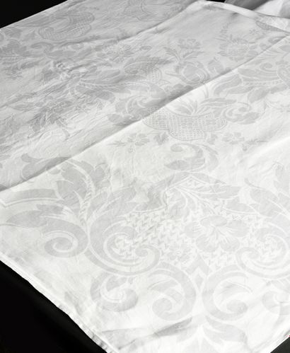 null Two damask tablecloths Art Nouveau, beginning of the XXth century.
Damask of...