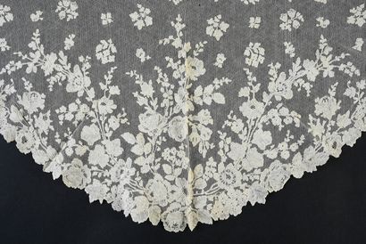 null Mantilla, white Chantilly and application, spindles, 2nd half of the 19th century.
Diamond-shaped...