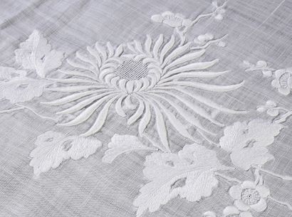  Table service, tablecloth and twenty-four napkins in embroidered organza, 1st half...
