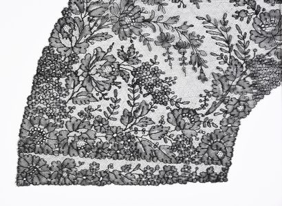null Deux feuilles d'éventails, Chantilly, fuseaux, 2nde moitié du XIXe siècle.
Grandes...
