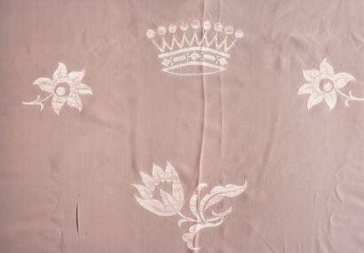 null Bed linen set in embroidered silk, count's crown and lace, 1st half of the XXth...