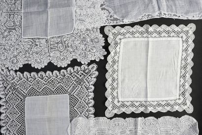 null Twelve handkerchiefs and lace pouches, nineteenth and twentieth century.
A lace...