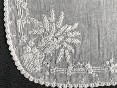 null Quatre mouchoirs brodés, 2nde moitié du XIXe siècle.
En linon fil de main finement...