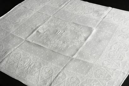 null Trois suites de serviettes de table damassées, fin du XIXe siècle.
En damas...