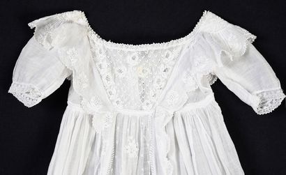 null Longue robe de baptême, broderie Ayrshire, 1ère moitié du XIXe siècle.
Robe...