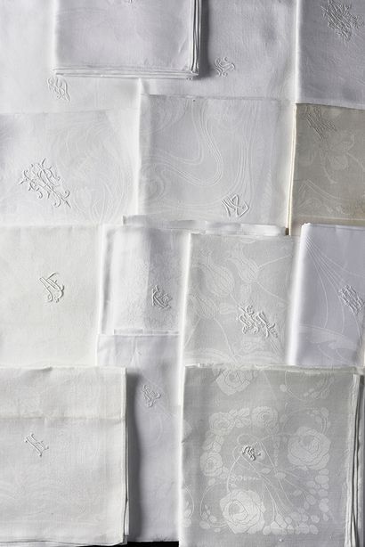 null Serviettes de table damassées, vers 1900 et 1930.
Vingt serviettes à beaux décors...