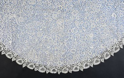 null Honiton lace mantlet, bobbins, 2nd half of the 19th century.
A dense decoration...