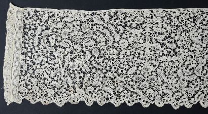 null Flanders lace border, spindles, end of the 17th century.
Large border with bushy...