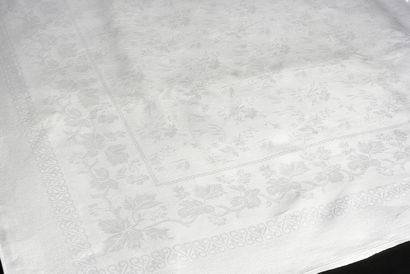 null Large damask banquet tablecloth, beginning of the 20th century.
In linen damask,...