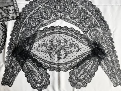 null Accessoires du costume féminin, Chantilly, fuseaux, 3ème quart du XIXe siècle.
Quatre...
