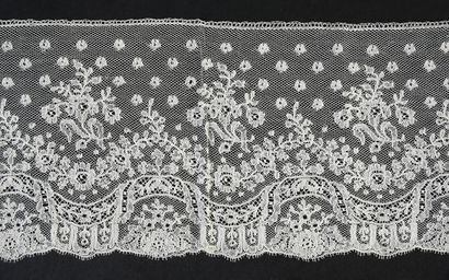 null Long and wide lace ruffle of Mechelen, 2nd half of the nineteenth century.
Set...