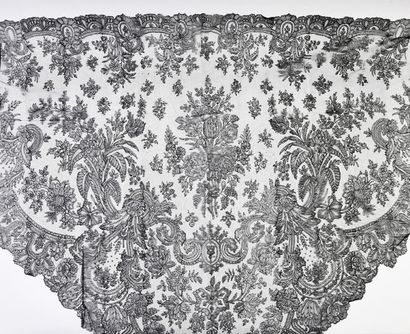 null Shawl with a point, Chantilly with spindles, 2nd half of the XIXth century.
Decorated...