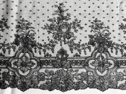 null Four large flounces, Chantilly with spindles, 3rd quarter of the 19th century.
Four...